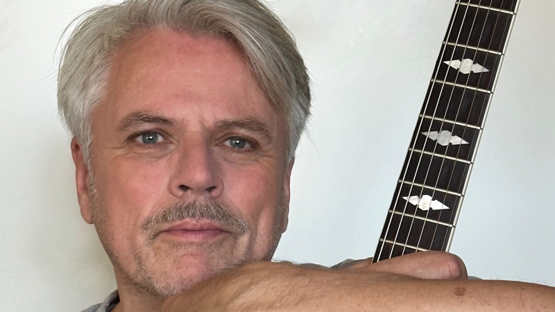 Portret Maarten met gitaar